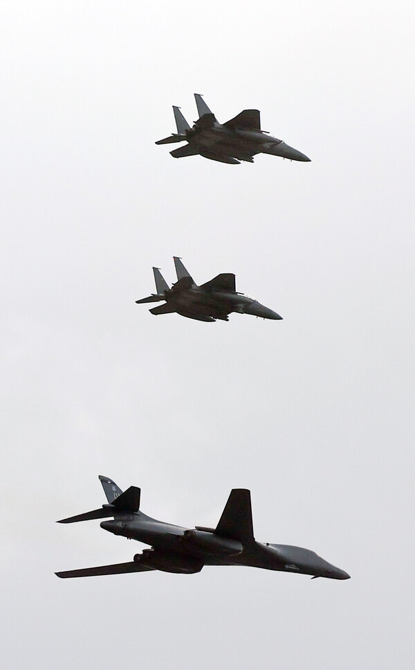 '죽음의 백조'로 불리는 미 공군의 초음속 전략폭격기 B-1B 랜서(맨 아래)가 1일 성남 서울 공항에서 열린 제76회 국군의 날 기념식 상공에서 F-15K 전투기의 호위를 받으며 비행하고 있다. 2024.10.1. [대통령실 통신사진기자단] 연합뉴스 