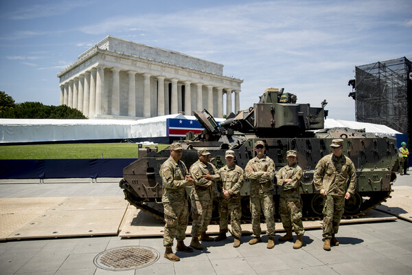 도널드 트럼프 대통령이 미국 독립기념일인 2019년 7월 4일 워싱턴에서 벌인 군사행진에 참가한 브래들리 전차병들이 링컨 기념관을 배경으로 기념사진을 찍고 있다. 단출한 군복 차림이다. 2019.7.4. AP 연합뉴스 