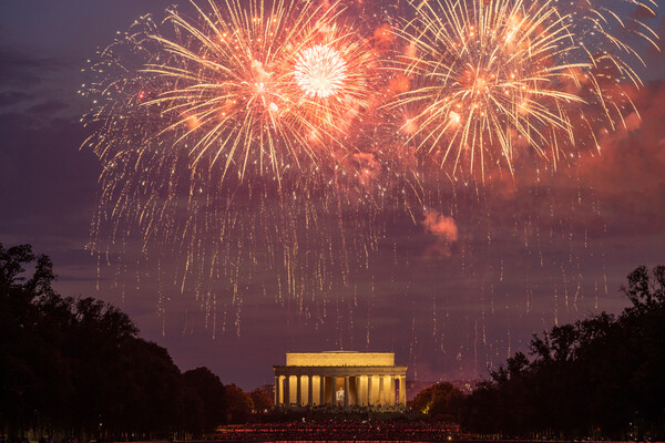미국 독립기념일을 맞아 군사행진이 벌어진 2019년 7월 4일, 워싱턴의 링컨 기념관 상공 위로 기념 폭죽이 터지고 있다. 2019.7.14. UPI 연합뉴스 