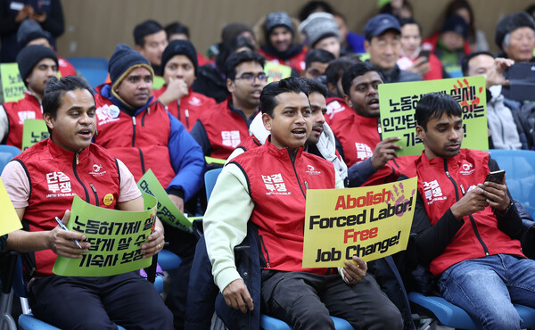 17일 오후 서울 마포구 강북노동자복지관에서 열린 민주노총 주최 에서 이주 노동자들이 구호를 외치고 있다. 2023.12.17. 연합뉴스