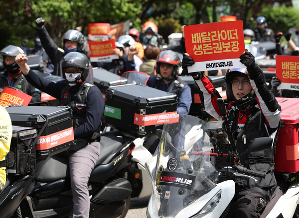 ​​​​​​​​​​​​​​10일 오후 여의도 산업은행 인근에서 민주노총 공공운수노조 라이더유니온 관계자들이 배달라이더 생존권 보장과 처우 개선을 요구하며 구호를 외치고 있다. 2023.5.10. 연합뉴스