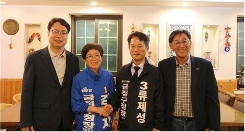 지난 3일 부산의 한 식당에서 만나 부산 금정구청장 보궐선거 야권 후보단일화에 합의한 더불어민주당 김경지 후보(왼쪽에서 두 번째)와 조국혁신당 류제성(왼쪽에서 세 번째) 후보. 2024.10.4. [민주당 부산시당 제공] 연합뉴스