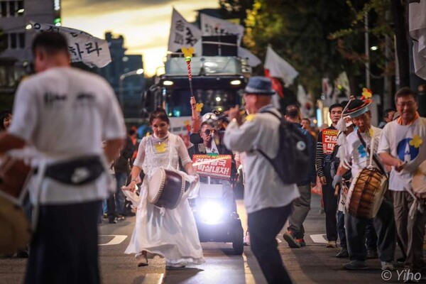 109차 촛불대행진을 진행하던 중 사물놀이패가 행진에 참여해 행진에 힘을 불어 넣었다. 2024.10.05. 사진 이호 작가