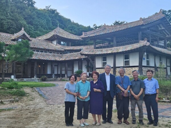 천안 북면 단비교회 한옥 예배당. 정훈영목사가 전도사로 와 지역주민들과 농사짓고 서로 돕는 일을 하다, 지역주민들의 도움으로 예배당을 지었다. 지역주민들과 어르신을 돌보기 위해 사회적 협동조합을 창립해 재가 요양, 주간보호, 공동생활가정을 운영하고 있다.    임진철 제공