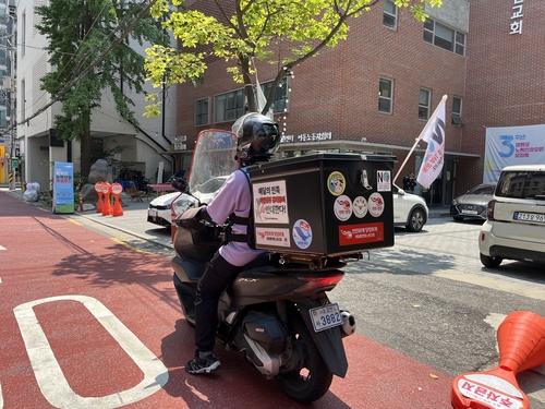 플랫폼 기업으로부터 일감을 배분받고 관리받는 배달노동자. 연합뉴스