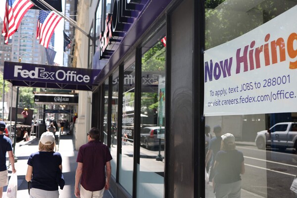 뉴욕시 페덱스 사무실의 구인광고. 연합뉴스