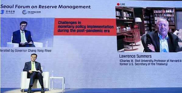 이창용 한국은행 총재가 6일 한국은행-세계은행(WB) 서울 포럼을 계기로 로렌스 서머스 전 미국 재무장관과 화상 대담을 하고 있다. 2023.11.6. [한국은행 제공] 연합뉴스