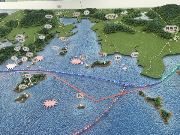 지난 1월 5일 남북 포사격 훈련 상황도. 평화 전망대에 설치돼 있다. 북측이 오전 파란색 북방한계선(NLL) 북방에서 포사격을 했고, 오후에는 남측이 소연평도와 우도 사이에서 각각 포사격을 했다. 분홍색 폭발 표시는 사격 지점. NLL 남측의 붉은 실선은 북측이 2007년 설정한 해상경비계선이고, 붉은색 점선은 1999년 북측이 그은 해상경계선. 북측은 NLL을, 남측은 해상경비계선과 해상경계선을 인정하지 않고 있다. 오른쪽 초록색 점선은 정전협정에 따라 공동수역인 한강 하구의 중간선이다. 2024.9.4. 시민언론 민들레 