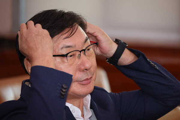 이화영 전 경기도 평화부지사가 2일 국회에서 열린 법사위에 출석, 머리를 넘기고 있다. 2024.10.2. 연합뉴스