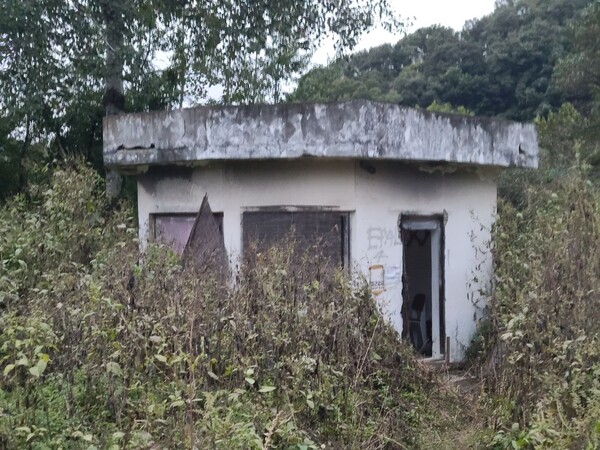 경기 동두천시 옛 성병 관리소 초소 건물. 여성들이 도망가지 못하도록 감시할 목적으로 설치했다. 2024.10.6. 김성진 기자