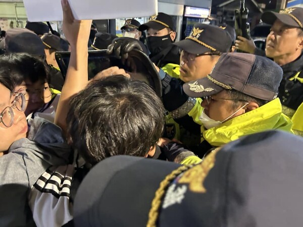 한국대학생진보연합(대진연) 회원들이 6일 용산경찰서 앞에서 기자회견을 열자 경찰이 방패로 밀고 들어와 몸싸움이 벌어졌다. 대진연 페이스북