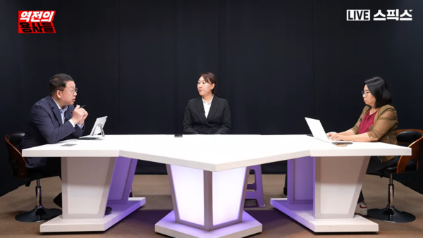 국민의힘 김영선 전 의원의 회계 책임자 강혜경 씨가 6일 유튜브 채널 스픽스에서 얼굴과 실명을 공개하고 인터뷰했다. 왼쪽부터 스픽스 전계완 대표, 강혜경 씨, 노영희 변호사. 2024.10.7. 스픽스 갈무리