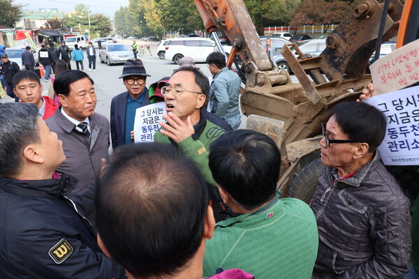 8일 경기 동두천시 옛 성병 관리소 앞에 건물 철거를 위한 굴삭기가 들어온 가운데, 시민단체 회원과 동두천시 공무원이 설전을 벌이고 있다. 2024.10.8. 임석규 프리랜서 기자