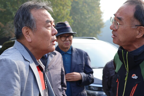 동두천 옛 성병 관리소 철거 저지를 위한 공동대책위원회 관계자(왼쪽)과 동두천시지역발전범시민대책위원회(범대위) 관계자가 8일 경기 동두천시 옛 성병 관리소 앞에서 철거 여부를 두고 다투고 있다. 2024.10.8. 임석규 프리랜서 기자