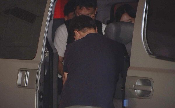 김영선 전 국민의힘 의원과 명태균씨 간 금전 거래 의혹 등을 수사 중인 검찰 관계자들이 30일 경남 창원시 명씨 자택을 압수수색한 뒤 차량에 올라타고 있다. 2024.9.30 연합뉴스