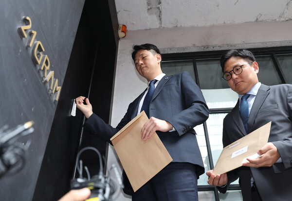 국회 행정안전위 소속 입법조사관과 의회경호담당관실 관계자가 지난 7일 오후 서울 성동구 21그램 사무실 근처에서 대통령 관저 불법증축 및 구조공사와 관련한 국정감사 증인인 김태영·이승만 대표에 대한 동행명령장 집행을 위해 문을 두드리고 있다. 2024.10.7. 연합뉴스