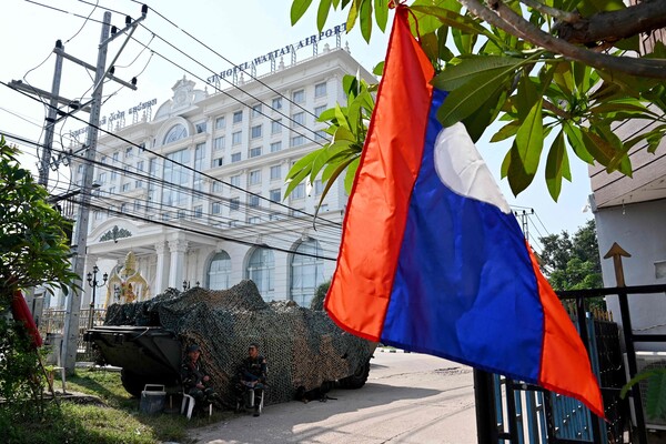 아세안(동남아국가연합) 정상회의가 열리는 라오스 비엔티엔 호텔. 앞에서 무장 차량이 대기하고 있다. 2024. 10. 08 [AFP=연합뉴스]