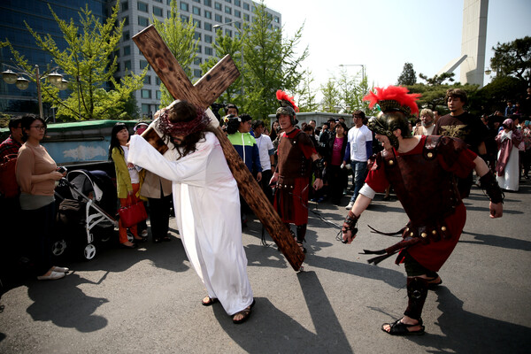 부활절인 20일 서울 여의도 순복음교회에서 열린 십자가 대행진에서 예수가 로마병사에게 채찍질 당하며 십자가를 끌고 있다. 2014.4.20. 연합뉴스 자료사진