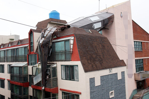 5일 새벽 강풍으로 인해 쓰러진 대전 용전동의 한 교회 십자가 첨탑이 인근 빌라를 덮친 채 방치돼 있다. 2007.3.5. 연합뉴스 자료사진