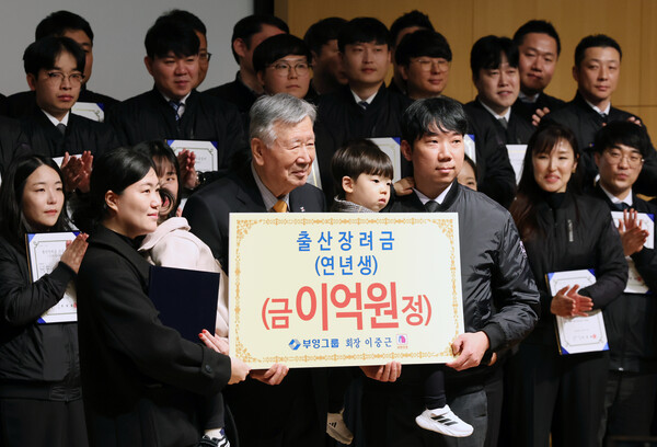 이중근 부영그룹 회장이 5일 오전 서울 중구 부영빌딩에서 열린 시무식에서 다둥이 가족에게 출산장려금을 증정하고 있다. 2024.2.5. 연합뉴스