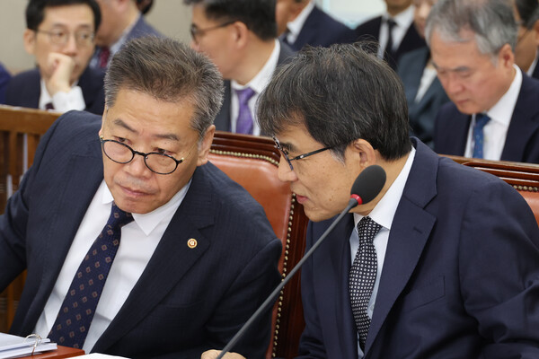 중앙선거관리위원회 노태악 위원장(오른쪽)과 김용빈 사무총장이 10일 오전 서울 여의도 국회에서 열린 행정안전위원회 국정감사에서 대화하고 있다. 2024.10.10 연합뉴스