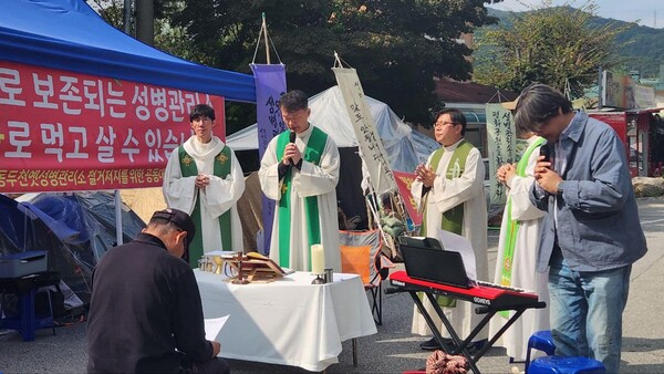 천주교의정부교구 정의평화위원회가 10일 오전 경기 동두천시 소요산 인근 옛 성병관리소 앞에서 기억·위로 미사를 봉헌하고 있다. 2024.10.10. 동두천 옛 성병 관리소 철거 저지를 위한 공동대책위원회 제공