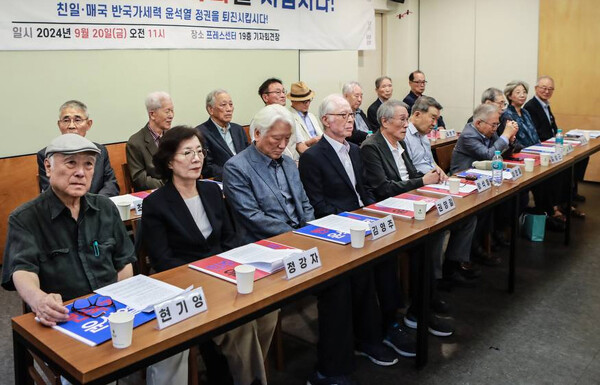 민주화운동 원로들이 20일 전국비상시국회의 주최로 서울 정동 프란치스코 교육회관에서 '1500인 시국선언' 기자회견을 열고 있다. 이호 사진작가