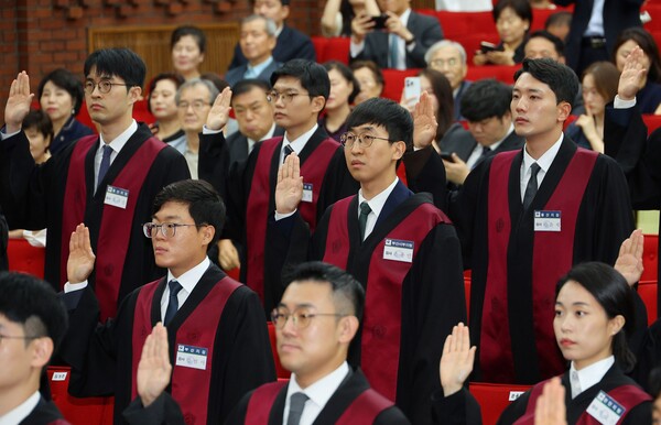1일 정부과천청사 법무부에서 열린 신임검사 임관식에서 신임 검사들이 선서하고 있다. 2024.8.1. 연합뉴스