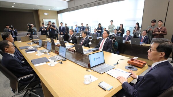 이창용 한국은행 총재가 11일 서울 중구 한국은행에서 금융통화위원회의를 주재하고 있다. 2024.10.11 [사진공동취재단] 연합뉴스