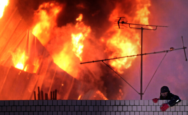 2009년 1월 20일 새벽 서울 용산 4구역 철거민대책위원회 회원들이 농성중인 한강대로변 재개발지역의 한 건물 옥상에서 경찰의 강제진압이 진행된 가운데 옥상에 설치한 망루에 불이 나자 한 농성 철거민이 안에 사람이 있다며 울부짖고 있다. 연합뉴스 자료사진