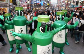 2006년 9월 두산주류 영업사원들이 서울 신촌에서 새로 출시한 소주 처음처럼 판촉활동을 벌이고 있다.