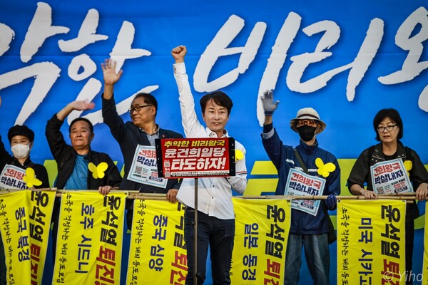 12일 오후 서울 시청역~숭례문 앞 대로에서 열린 '윤석열 퇴진 김건희 특검 110차 촛불대행진에서 곽상렬 재외국민유권자연대 공동대표와 국외 동포들이 윤석열을 탄핵하라고 외치고 있다. 2024.10.12. 이호 작가