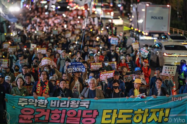 12일 오후 서울 시청역~숭례문 앞 대로에서 열린 '윤석열 퇴진 김건희 특검 110차 촛불대행진에 참가한 시민들이 도심을 행진하고 있다. 2024.10.12. 이호 작가