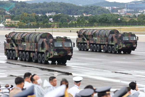 1일 오전 경기도 성남 서울공항에서 열린 건군 76주년 국군의날 기념식에서 지대지 미사일 현무-5가 분열하고 있다. 2024.10.1 연합뉴스