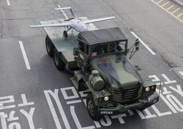  1일 오후 76주년 국군의날 시가행진을 위해 사단급 무인기가 한강대교를 통해 이동하고 있다. 2024.10.1 연합뉴스