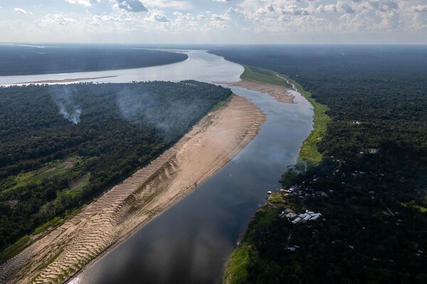 10월 2일, 콜롬비아 아마조나스 주 마케도니아 지역의 아마존 강 저수위의 공중 사진. 콜롬비아 국가재난위험관리기구(UNGRD)는 최근 브라질과 페루의 삼중 국경에 영향을 미치는 강수량이 놀라울 정도로 부족해 아마존 강의 흐름이 최대 90% 감소했다고 보고했다. 2024.10.2. AFP 연합뉴스