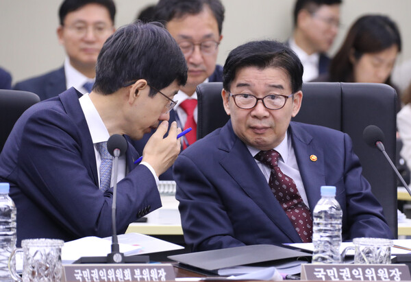 유철환 국민권익위원장(오른쪽)이 8일 오전 정부세종청사에서 열린 국회 정무위원회 국정감사에서 박종민 국민권익위원회 부위원장과 대화하고 있다. 뒤쪽 중앙엔 정승윤 부위원장이 앉아있다. 2024.10.8. 연합뉴스