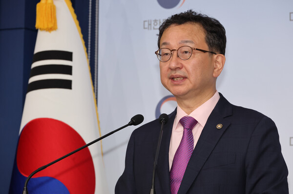 국민권익위원회 정승윤 부위원장이 23일 서울 종로구 정부서울청사 별관에서 더불어민주당 이재명 대표의 응급의료헬기 이용 신고 사건과 관련한 브리핑을 하고 있다. 2024.7.23. 연합뉴스