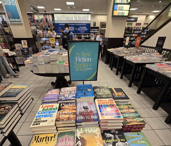 지난 12일(현지시간) 미국 뉴욕 맨해튼 5번가에 있는 대형 체인 서점 반스앤드노블(Barnes & Noble) 매장의 모습. 한강의 저서는 매진돼 찾을 수 없다. 2024.10.13 연합뉴스