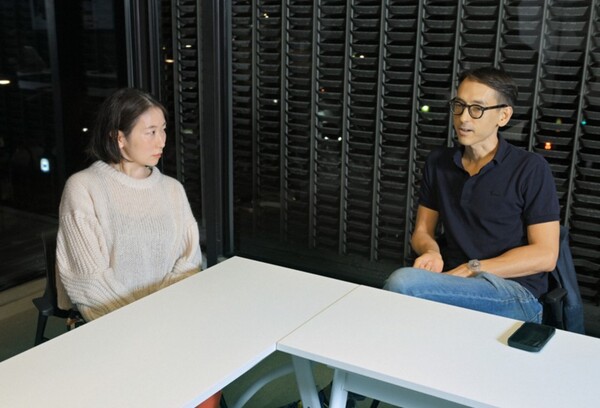 지난 10일 일본 '마이니치신문'이 마련한 한강 노벨상 수상 관련 대담 자리에 나온 서평가 구라모토 사오리(왼쪽)와 번역가이자 소설가인 가라시마 데이비드 와세다대 교수.     마이니치신문 10월 14일