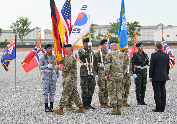 독일의 보리스 피스토리우스 국방부 장관과 폴 러캐머라 유엔사령관이 독일 국기를 의장대 병사에게 전달하고 있다. 이 행사는 독일이 유엔사 멤버가 된 것을 공표하는 의미로 마련됐다. 2024. 8. 2. dpa 연합뉴스 