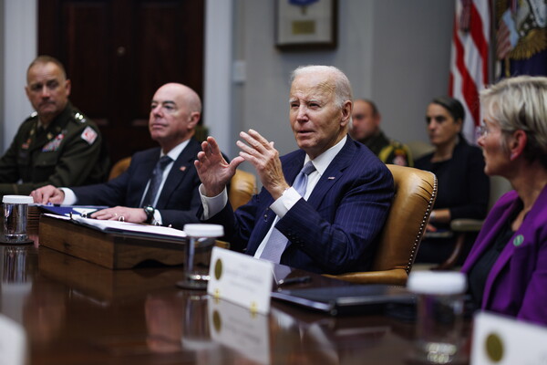 조 바이든 미국 대통령이 11일 백악관 루스벨트룸에서 허리케인 밀튼 피해 복구 작업과 관련해 진전 상황에 관해 설명하고 있다. 2024. 10. 11 [EPA=연합뉴스]