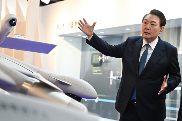 윤석열 대통령이 29일 대전 유성구의 국방과학연구소를 방문해 무인기 개발 현황을 점검하고 있다. 2022.12.29 대통령실 제공  연합뉴스 