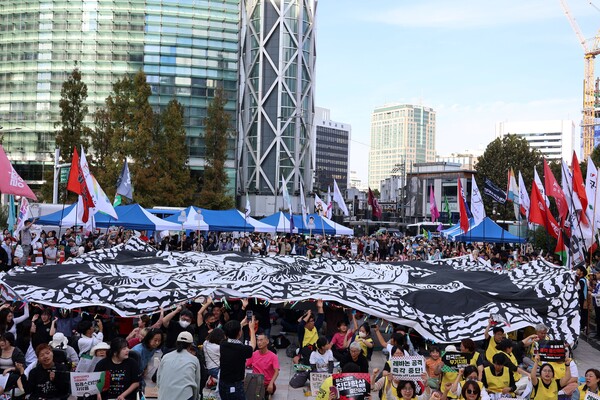 5일 오후 서울 종로구 보신각 앞에서 열린 '우리는 팔레스타인 해방의 연대자' 전국집중 집회에 참가한 시민들이 대형 현수막을 펼치는 퍼포먼스를 하고 있다. 2024.10.5. 임석규 프리랜서 기자
