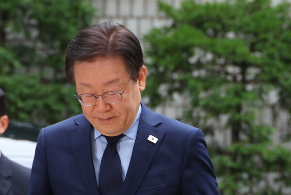 더불어민주당 이재명 대표가 15일 오전 서울 서초구 서울중앙지방법원에서 열린 '대장동 배임·성남FC 뇌물' 관련 1심 속행 공판에 출석하고 있다. 2024.10.15. 연합뉴스
