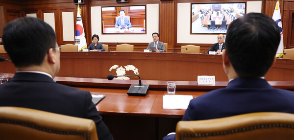 최상목 경제부총리 겸 기획재정부 장관(가운데)이 16일 오전 정부서울청사에서 경제장관회의를 주재하고 있다. 2024.10.16. 연합뉴스