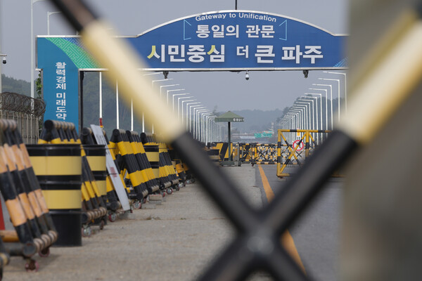 16일 경기도 파주시 통일대교 남단 경의선 도로에서 바리케이드가 놓여 있다. 전날 북한은 경의선·동해선 연결도로 일부를 폭파해 남북 간 육로를 완전히 끊었다. 2024.10.16. 연합뉴스