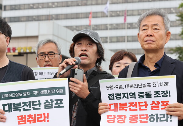 15일 오후 서울 용산 대통령실 앞에서 열린 접경지역 주민·시민사회 긴급 기자회견에서 파주 주민인 윤설현 씨가 대북전단 살포 중단을 촉구하는 발언을 하고 있다. 2024.10.15