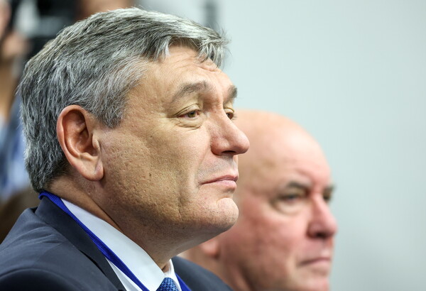 안드레이 루덴코 러시아 외교 차관이 28일 유엔 총회장에서 열린 러시아 외교부 기자회견장에 참석해 세르게이 라브로프 외교 장관의 말을 듣고 있다. 2024.9.28. TASS 연합뉴스 