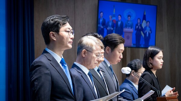 더불어민주당 장경태·민형배·김용만·문정복 의원과 조국혁신당 황운하 원내대표 등이 1일 국회에서 '대통령 임기 단축 개헌 국회의원 연대 준비모임' 결성을 알리는 기자회견을 열고 있다. 사진=장경태 의원 페이스북